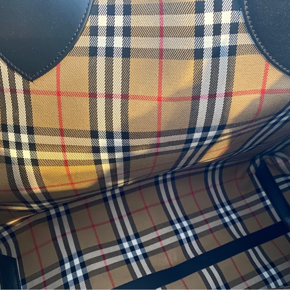 NWT Authentic Burberry Reversible Giant Tote - Picture 3 of 5